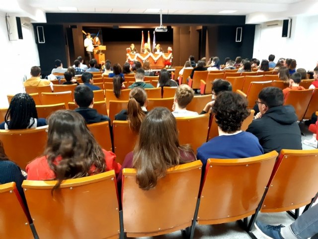Entregan los diplomas acreditativos a los 21 alumnos de la XIII Promoción del Bachillerato Internacional del IES “Juan de la Cierva” de Totana, Foto 3