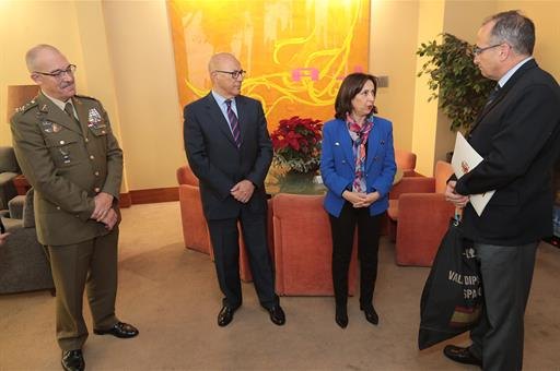 Robles recibe los restos de posibles víctimas del Yak42 - 1, Foto 1