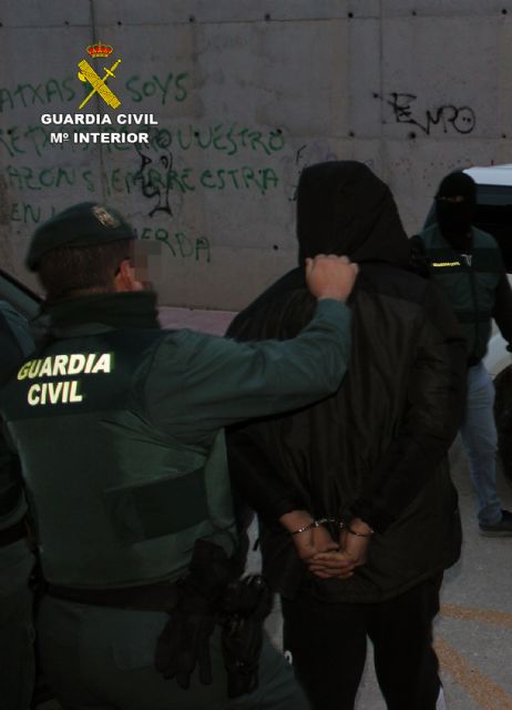 La Guardia Civil detiene en Archena a cinco personas por tenencia ilícita de armas y tráfico de drogas - 1, Foto 1