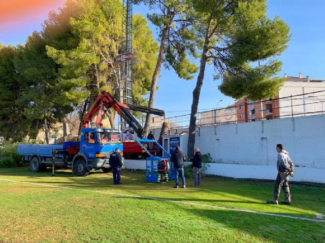 La Concejalía de Deportes realiza los trabajos de retirada y poda de los árboles con peligro de caída inminente en el campo de fútbol 'El Moraó' - 1, Foto 1