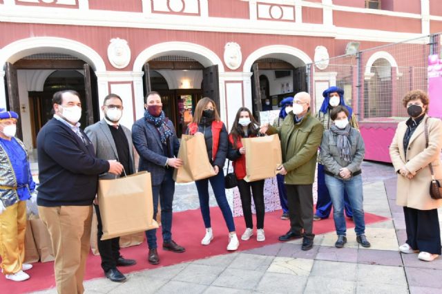 Los trabajadores de Aguas de Lorca donan 70 cestas navideñas para que el Ayuntamiento las entregue a las familias que más lo necesitan - 1, Foto 1