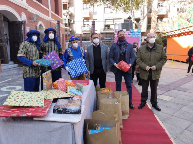 Los trabajadores de Aguas de Lorca donan 70 cestas navideñas para que el Ayuntamiento las entregue a las familias que más lo necesitan - 2, Foto 2