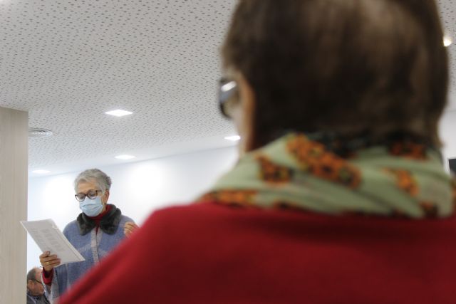 La Biblioteca Municipal acerca los libros a los mayores lumbrerenses con motivo de las fiestas de Navidad - 2, Foto 2