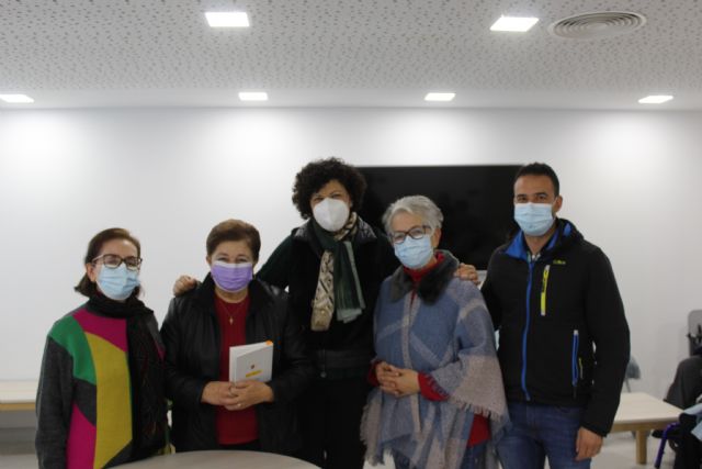 La Biblioteca Municipal acerca los libros a los mayores lumbrerenses con motivo de las fiestas de Navidad - 3, Foto 3