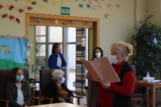 La Biblioteca Municipal acerca los libros a los mayores lumbrerenses con motivo de las fiestas de Navidad - 5, Foto 5