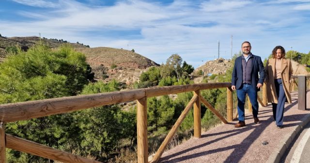 El alcalde de Lorca visita la nueva senda peatonal de circunvalación del Castillo que continúa la ampliación de la red de itinerarios ecoturísticos del municipio - 1, Foto 1