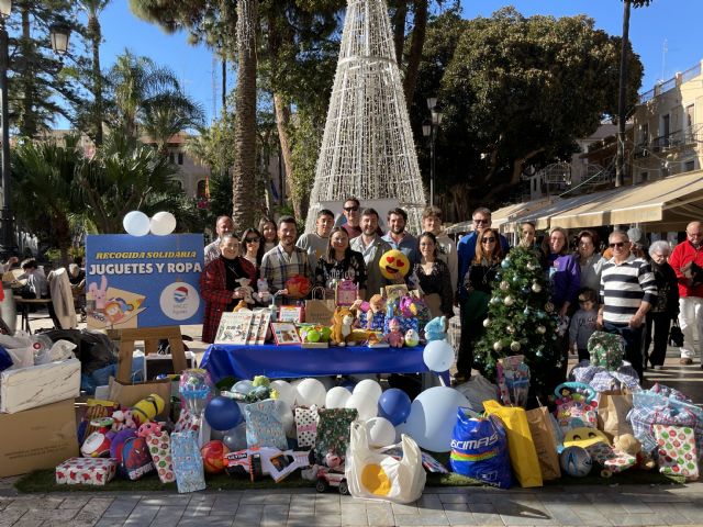 NNGG Águilas recoge centenares de juguetes y ropa de abrigo que entregará a Cáritas la próxima semana - 1, Foto 1