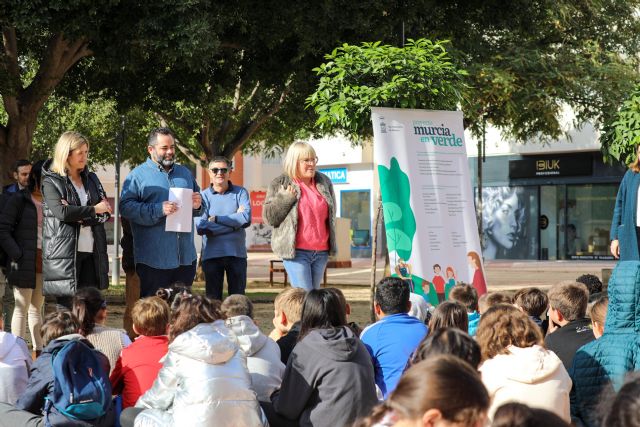 La actividad 'Los mayores nos enseñan' reúne a cinco centros de mayores y más de 100 escolares en el jardín José Antonio Camacho - 1, Foto 1