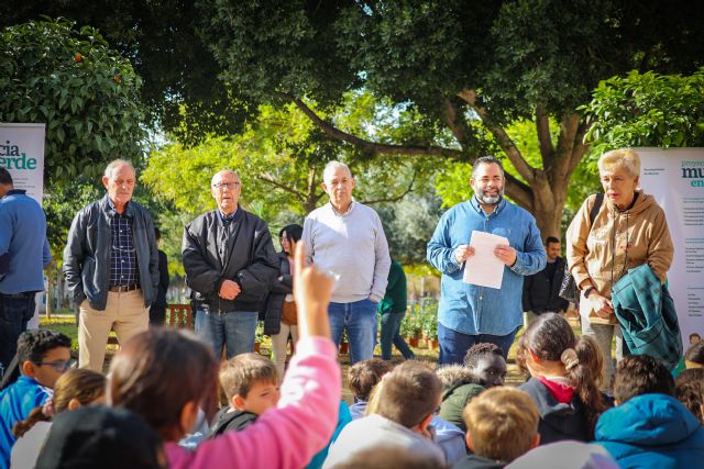 La actividad 'Los mayores nos enseñan' reúne a cinco centros de mayores y más de 100 escolares en el jardín José Antonio Camacho - 2, Foto 2