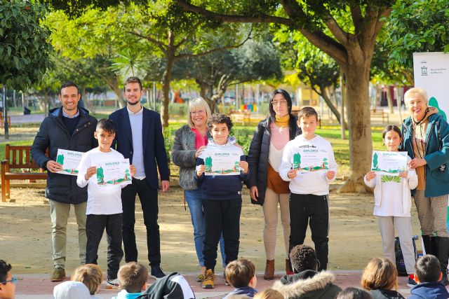La actividad 'Los mayores nos enseñan' reúne a cinco centros de mayores y más de 100 escolares en el jardín José Antonio Camacho - 4, Foto 4