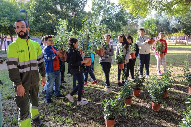 La actividad 'Los mayores nos enseñan' reúne a cinco centros de mayores y más de 100 escolares en el jardín José Antonio Camacho - 5, Foto 5