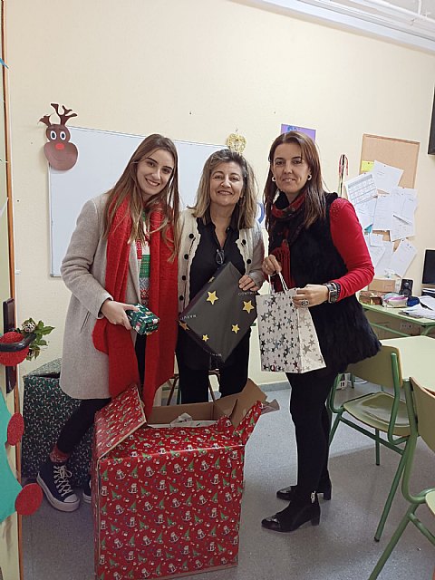 Estudiantes del IES Prado Mayor visitan la Residencia La Purísima por Navidad, Foto 4