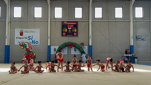 Sesión de fin de trimestre de la escuela deportiva municipal de gimnasia rítmica, Foto 1