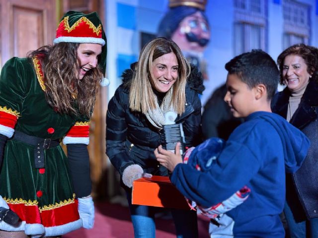 ´La Estrella de los Deseos´ de Archena cumple su objetivo y entrega los regalos navideños entre los niños más vulnerables del municipio - 1, Foto 1