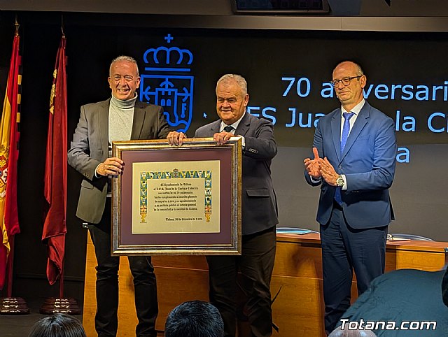 Totana rinde un merecido reconocimiento institucional al IES Juan de la Cierva y Codorníu por su 70 aniversario - 1, Foto 1