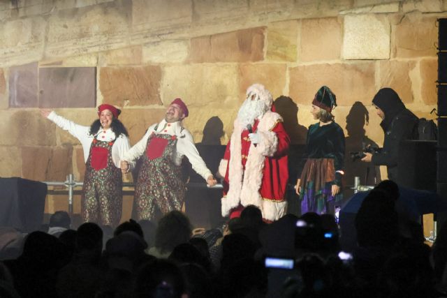 La ilusión de cientos de niños lorquinos logra la magia suficiente para que Papá Noel encontrara el camino hasta la Plaza de España - 2, Foto 2