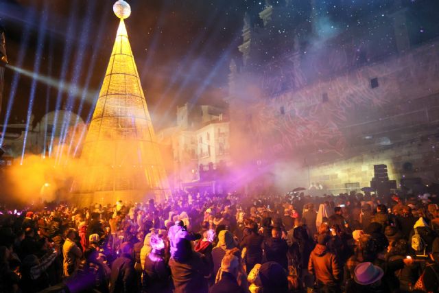 La ilusión de cientos de niños lorquinos logra la magia suficiente para que Papá Noel encontrara el camino hasta la Plaza de España - 3, Foto 3