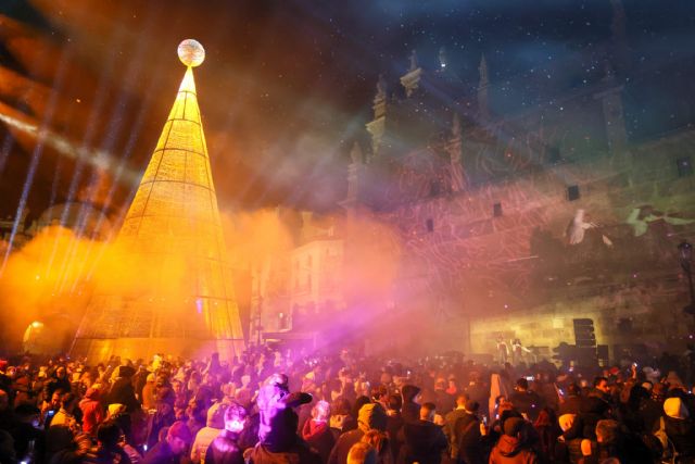 La ilusión de cientos de niños lorquinos logra la magia suficiente para que Papá Noel encontrara el camino hasta la Plaza de España - 4, Foto 4