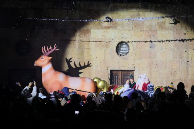 La ilusión de cientos de niños lorquinos logra la magia suficiente para que Papá Noel encontrara el camino hasta la Plaza de España - 5, Foto 5