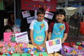 Los alumnos del colegio Reina Sofía y el IES Prado Mayor promocionan los productos de sus jóvenes empresas en el mercadillo semanal de Totana - 3