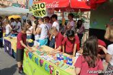 Los alumnos del colegio Reina Sofía y el IES Prado Mayor promocionan los productos de sus jóvenes empresas en el mercadillo semanal de Totana - 6