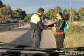 Protección Civil y Policía Local distribuyen 2.500 pulseras reflectantes a viandantes y ciclistas - 2