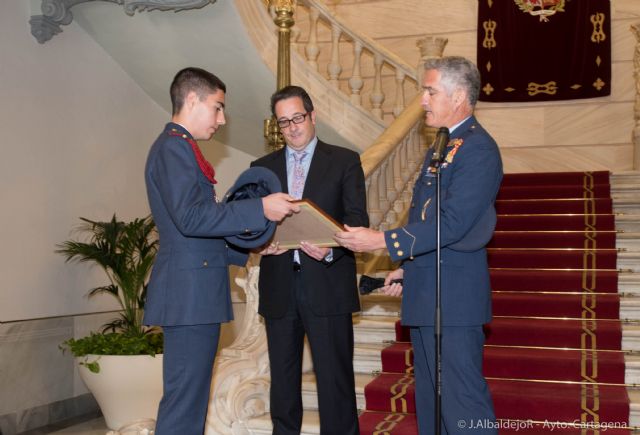 Los alumnos de la Academia General del Aire visitan el Palacio ...
