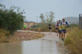 Atletas totaneros corren bajo la lluvia en Mula - 1