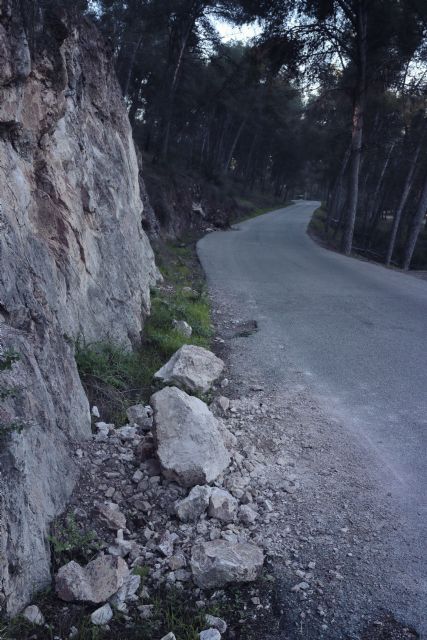 El presidente de la Junta de Santo Ángel muestra su malestar al no encontrar respuesta ni solución a los desprendimientos de rocas - 2, Foto 2