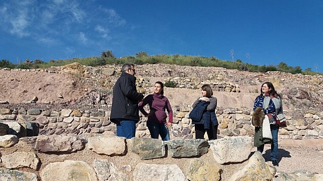The director of the archaeological site of La Motilla del Azuer presents in Totana the model of museum management and visits to the business sector, Foto 1