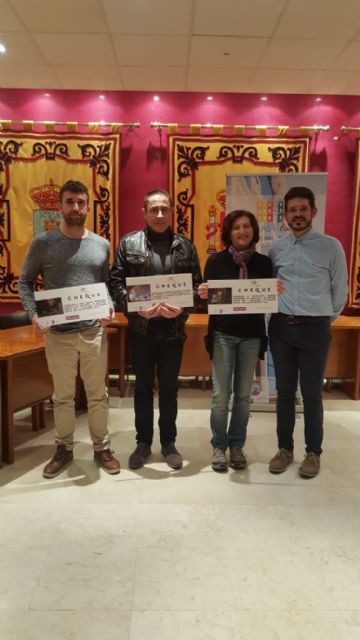 La Concejalía de Cultura entrega premios a los ganadores de los concursos de fotografía 'Bullas en otoño', artistas locales y reconoce a los participantes de la Ruta de Belenes con una figura de Belenes Serrano - 2, Foto 2