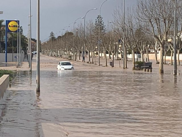 Las ramblas agravan la situación creada por los efectos del temporal de lluvia, que superó las previsiones oficiales en San Javier - 1, Foto 1