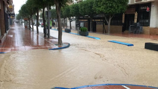 Las ramblas agravan la situación creada por los efectos del temporal de lluvia, que superó las previsiones oficiales en San Javier - 2, Foto 2