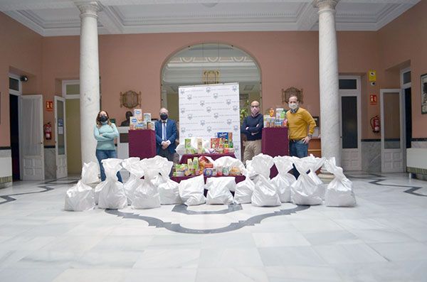 El Presidente del Ateneo de Sevilla, Alberto Máximo Pérez Calero, y personal de la entidad preparan los productos de primera necesidad para la entrega., Foto 1