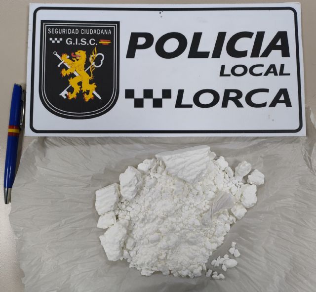 La Policía Local de Lorca detiene a tres personas por un presunto delito contra la salud pública incautándose de 102 gramos de cocaína - 3, Foto 3