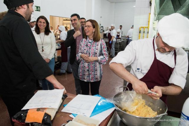 Alumnos del programa Tres Tenedores practican preparando y sirviendo cenas para comedores sociales - 1, Foto 1