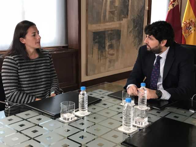 Fernando López Miras recibe a la atleta lorquina Úrsula Ruiz, campeona de España de lanzamiento de peso en pista cubierta - 2, Foto 2