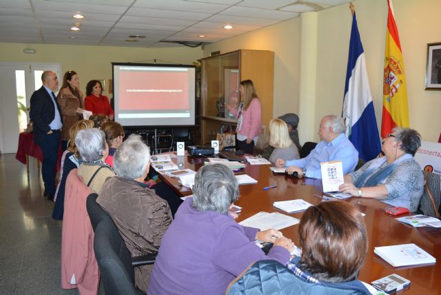 La alcaldesa y la edil de Tercera Edad visitan a los participantes de los talleres de alfabetización digital - 1, Foto 1