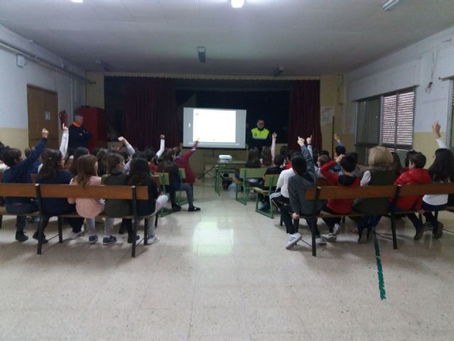 Se están desarrollando charlas sobre prevención en casos de terremoto en el Colegio de Pliego - 1, Foto 1