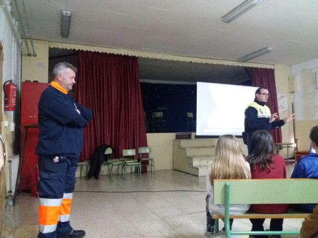 Se están desarrollando charlas sobre prevención en casos de terremoto en el Colegio de Pliego - 2, Foto 2