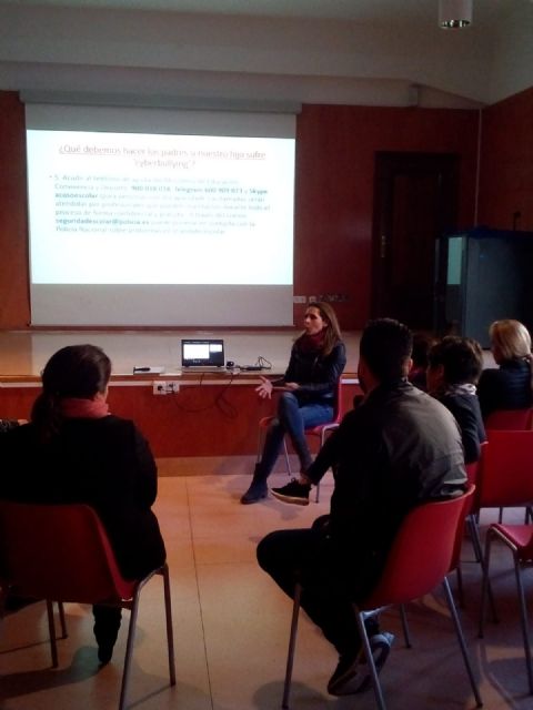 AFEMAC informa sobre la adicción a las TIC - 1, Foto 1