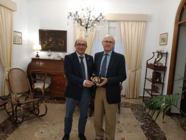 Entrega de la medalla de la Cofradía del Resucitado al Jefe del Regimiento RAAA 73 - 1, Foto 1