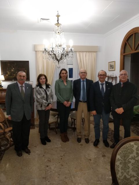 Entrega de la medalla de la Cofradía del Resucitado al Jefe del Regimiento RAAA 73 - 2, Foto 2