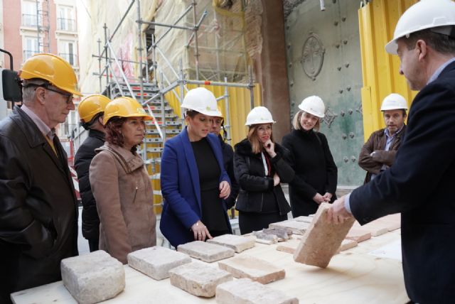 La consejera Noelia Arroyo asiste a los trabajos para cubrir la torre del campanario de la iglesia de Santa María de Cartagena - 2, Foto 2