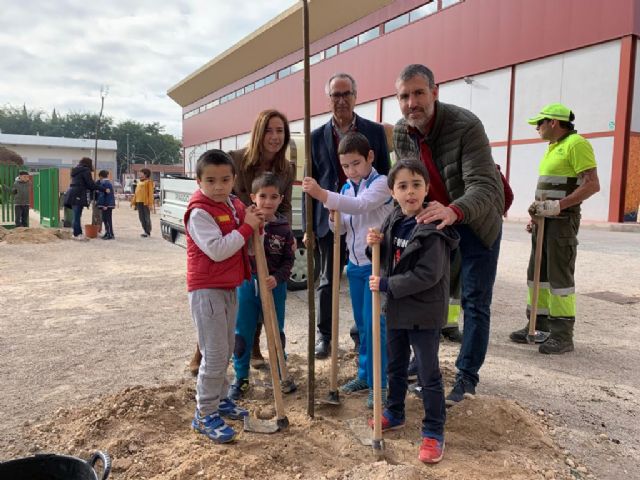 El colegio Puente Doñana se suma al Plan Foresta con la plantación de nuevo arbolado en su patio - 1, Foto 1