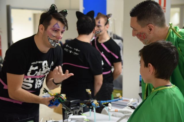El carnaval científico traslada el país de las maravillas de Lewis Carroll a La Arrixaca - 1, Foto 1