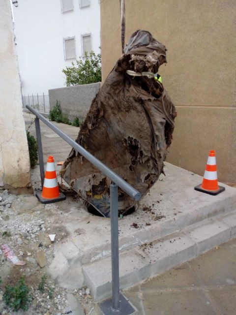 Aguas de Lorca retira un colchón que obstruía la red de aguas pluviales - 1, Foto 1