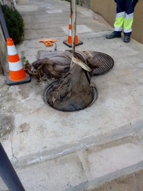 Aguas de Lorca retira un colchón que obstruía la red de aguas pluviales - 5, Foto 5