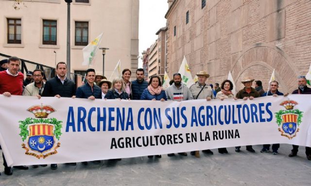 Los agricultores de Archena apoyados por su alcaldesa y concejales del Equipo de Gobierno participan en Murcia en la multitudinaria manifestación del campo y la huerta - 1, Foto 1