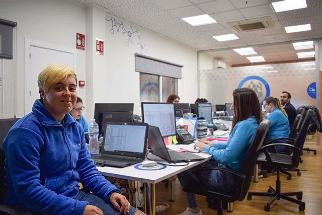Gloria Gómez, joven con Síndrome de Down, se incorpora por primera vez al mundo laboral en Avanza - 1, Foto 1